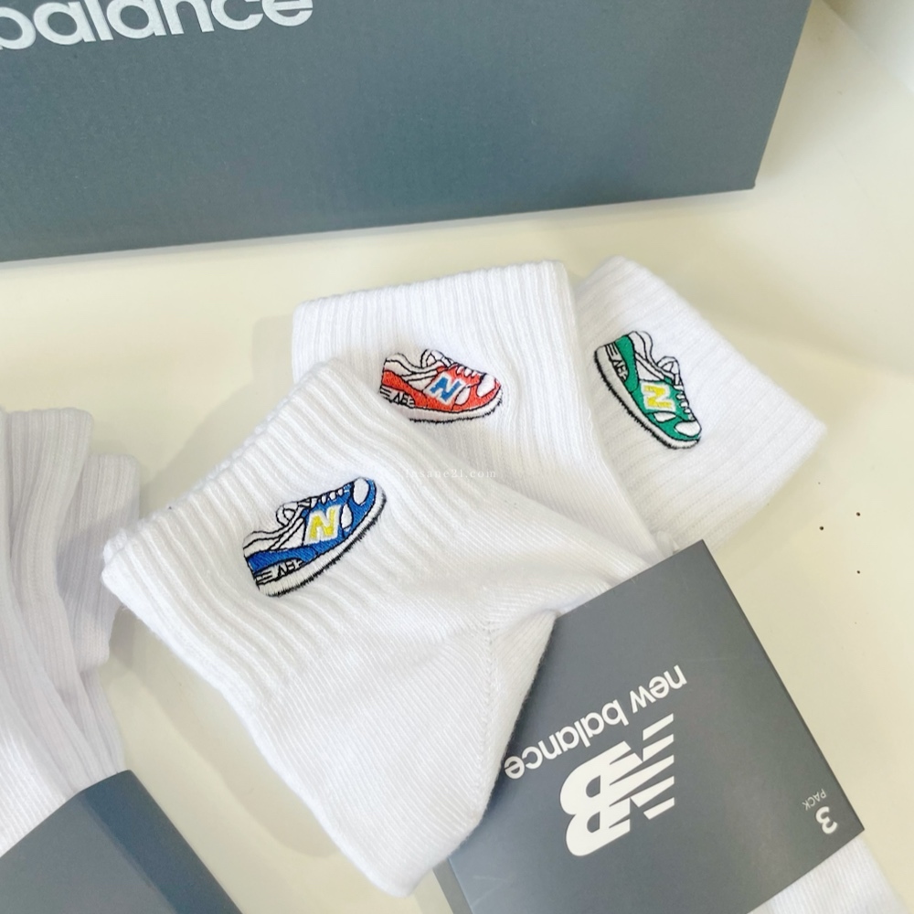 NEW BALANCE 刺繡小鞋 中筒襪 三雙一組 襪子 兩款