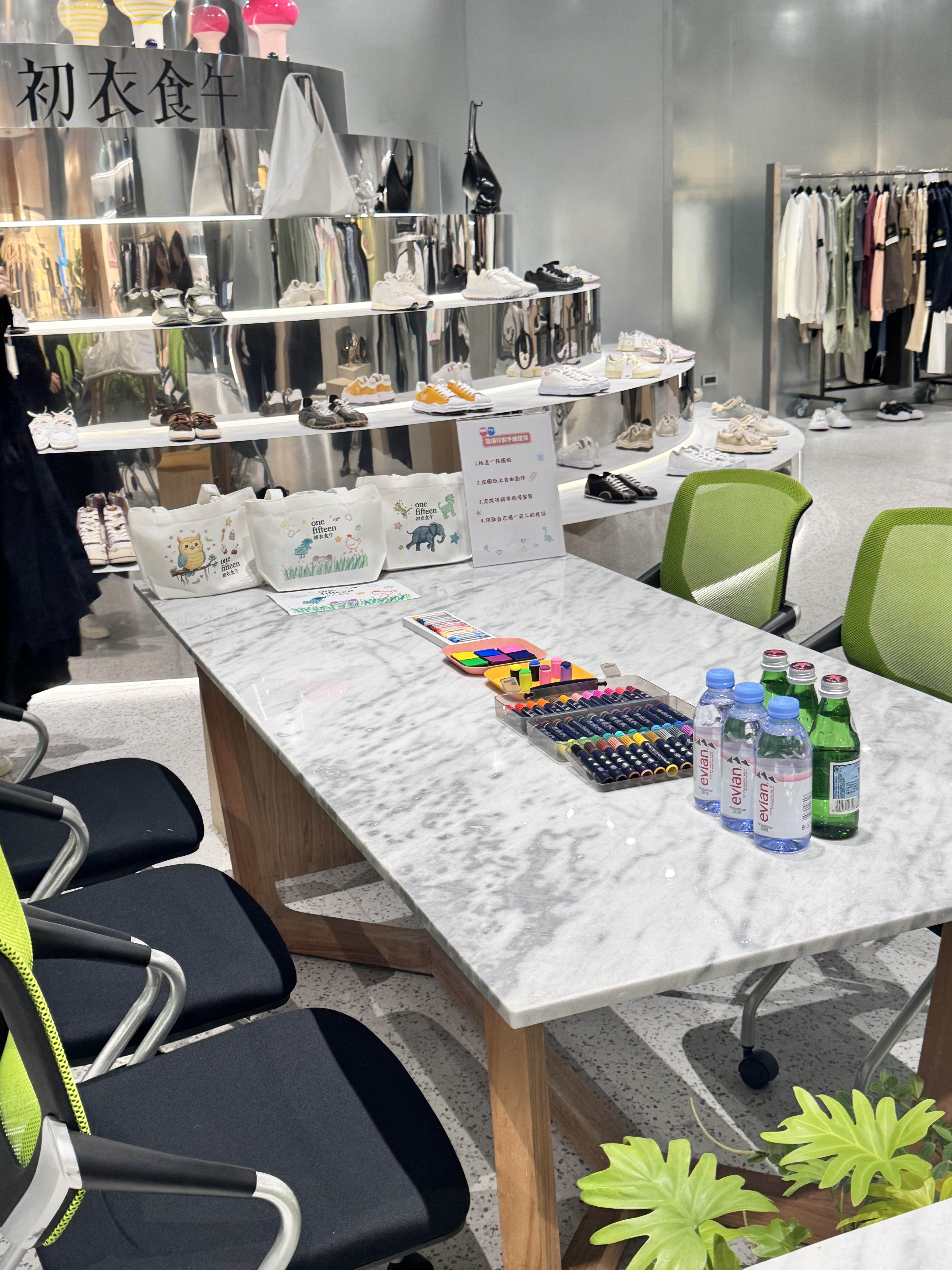 沛森顧問於現場備妥畫紙與多種畫筆，邀請賓客入座體驗創作樂趣