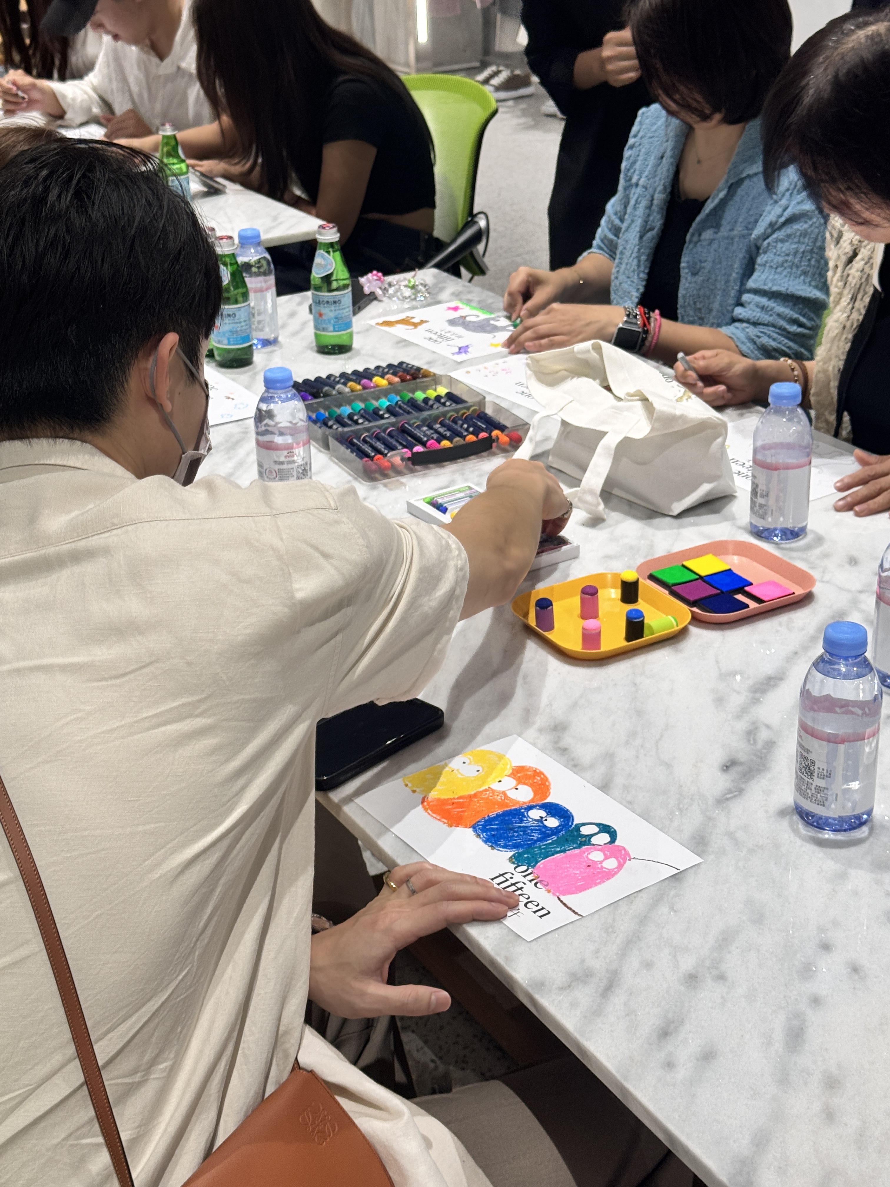 沉浸式體驗：賓客們不受限制地發揮創意，現場氛圍熱絡