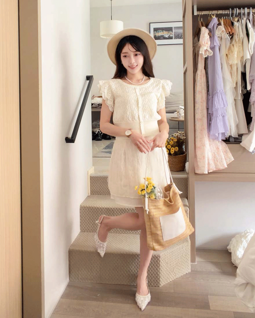 LINA LINA氣質珍愛縷空織紋造造型排釦花邊上衣-高雅杏