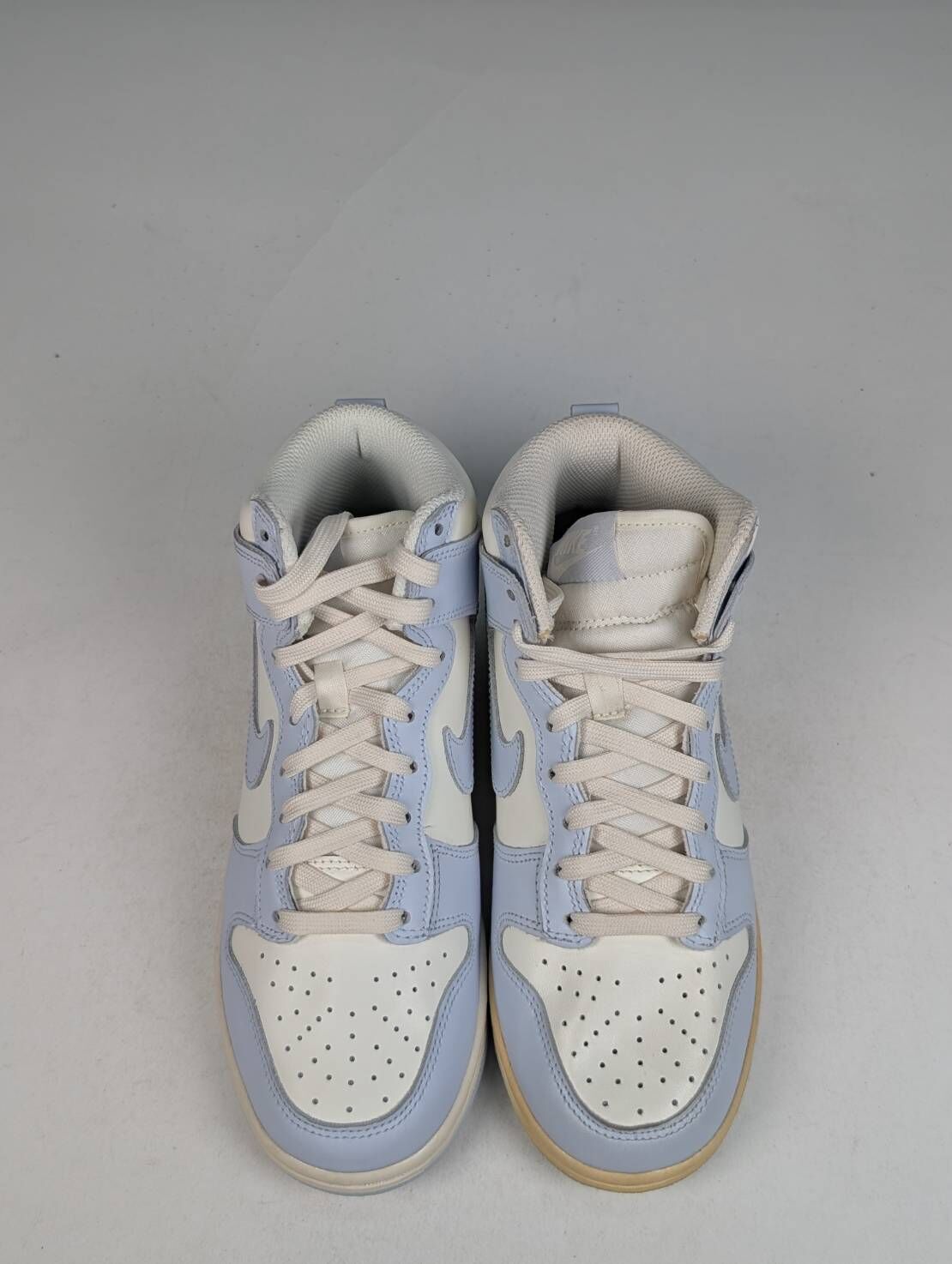 微瑕疵-左右腳中底泛黃鞋口色差左腳中底明顯泛黃 DD1869-102 W5 Nike Dunk High “Football Grey” WMNS 馬卡龍色系