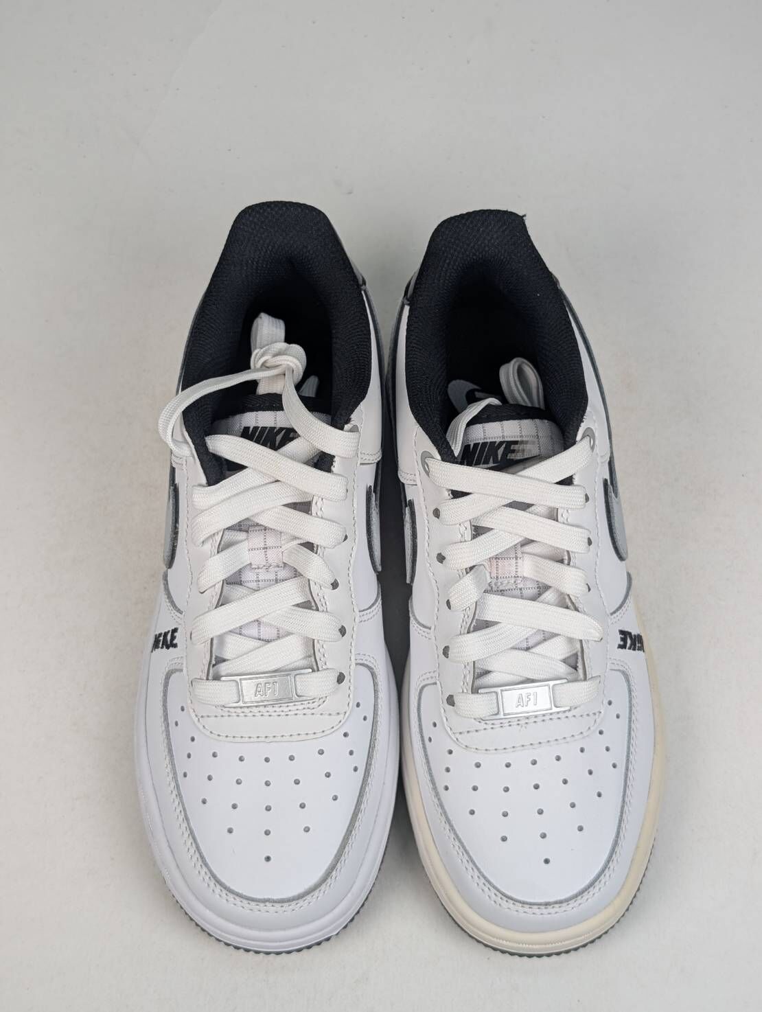 微瑕疵-左腳中底泛黃後跟破皮 DO3809-101 3.5Y Air Force 1 LV8 GS "White Wolf Grey" 白黑 女鞋