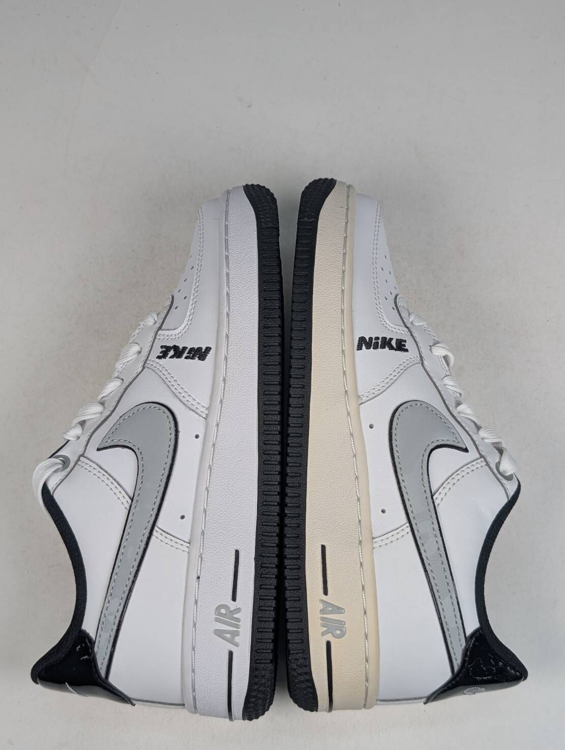 微瑕疵-左腳中底泛黃後跟破皮 DO3809-101 3.5Y Air Force 1 LV8 GS "White Wolf Grey" 白黑 女鞋