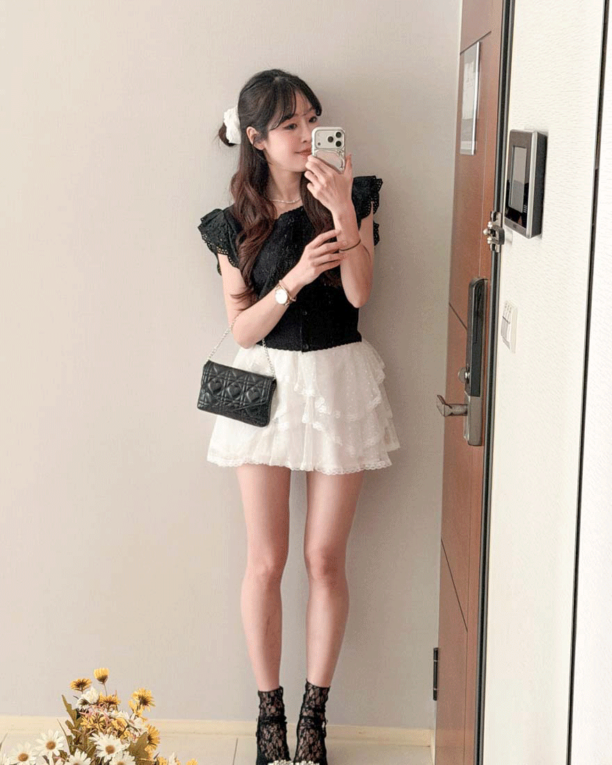 LINA LINA氣質珍愛縷空織紋造造型排釦花邊上衣-迷人黑