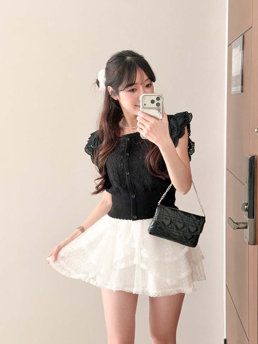 LINA LINA氣質珍愛縷空織紋造造型排釦花邊上衣-迷人黑