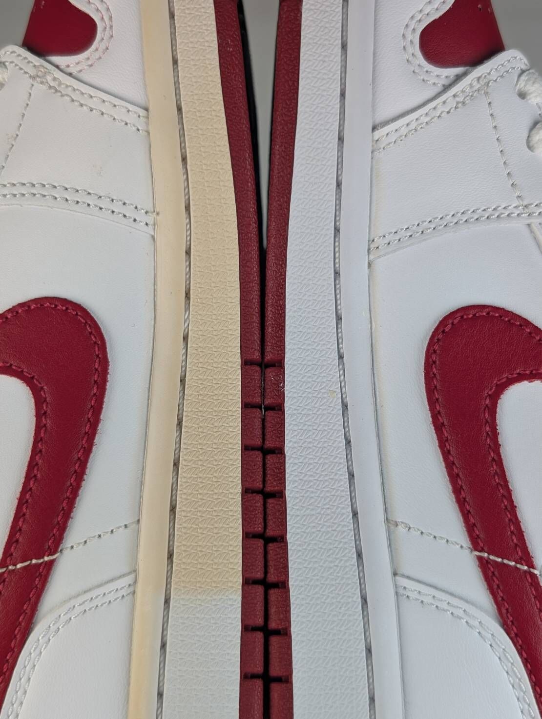 微瑕疵-左腳中底泛黃右腳內外側泛黃 BQ6472-161 W5.5 Air Jordan 1 Mid " Pomegranate " 白紅 女款 男女段