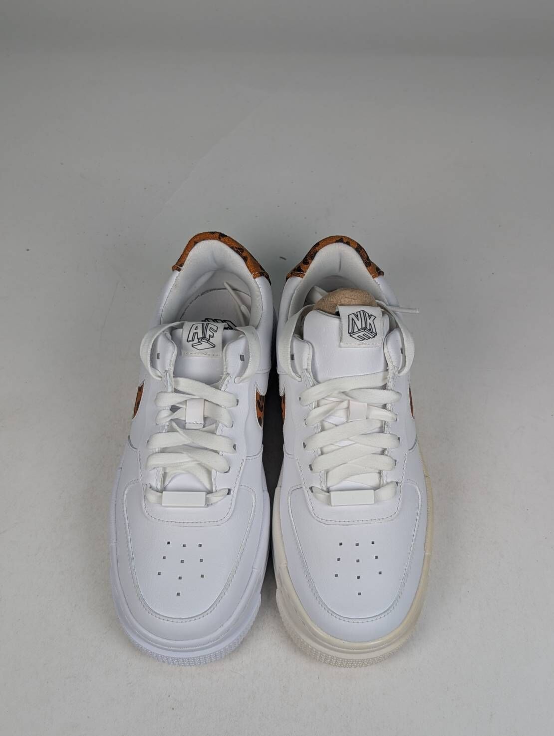 微瑕疵-左腳中底泛黃 CV8481-100 W6 Nike Air Force 1 Pixel “Leopard” 白 豹紋 女款