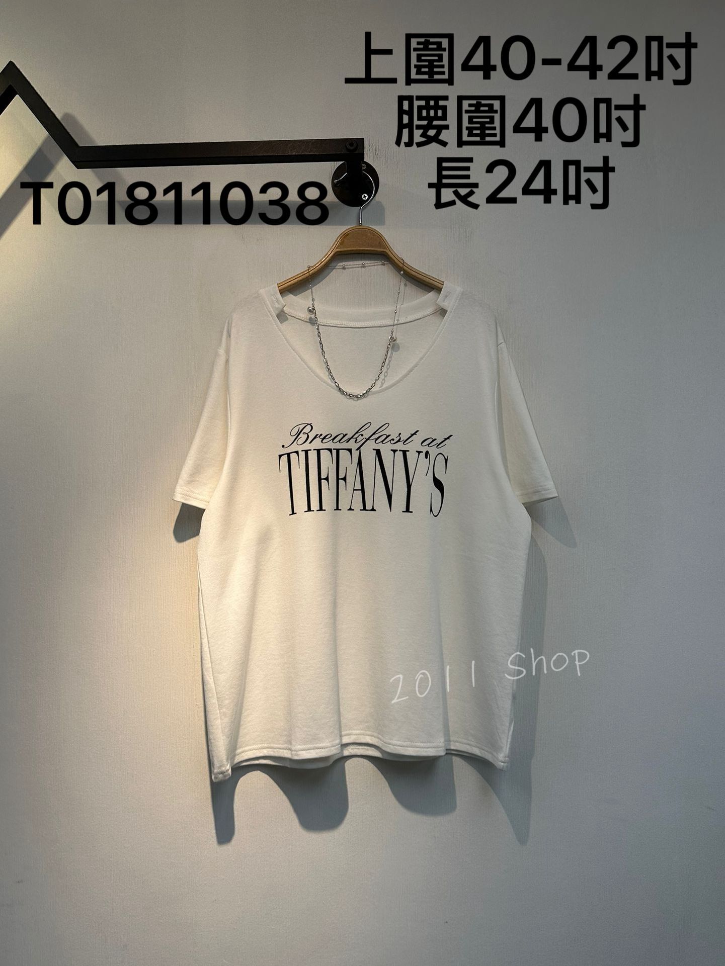 特色領口英文字印花TOP  上圍40-42吋 腰圍40吋 長24吋  T01811038