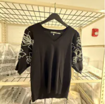 [S] KARL LAGERFELD BLACK FLORAL V-NECK SWEATER, L6TSSB71-BLK (SKL1626)