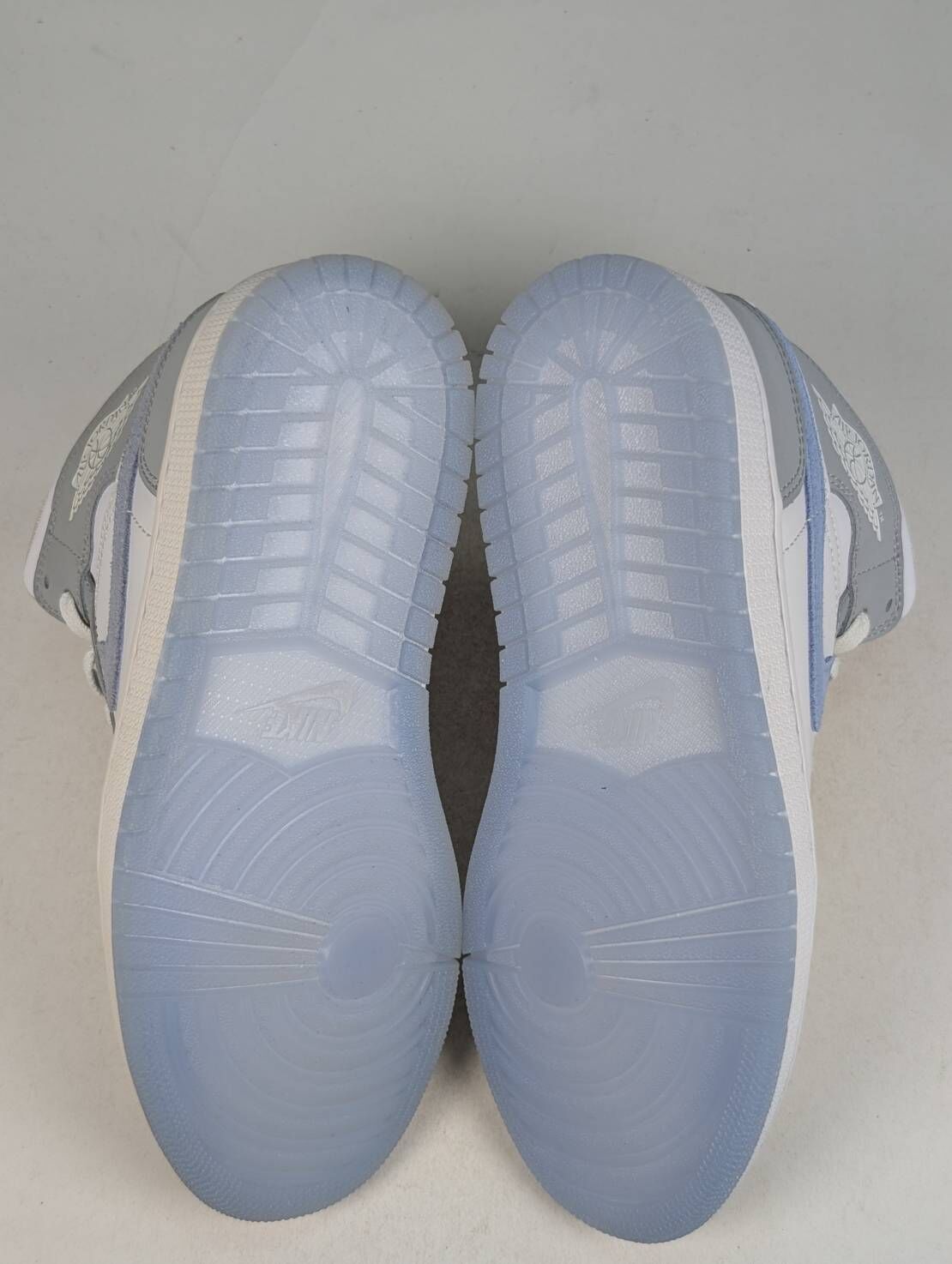 微瑕疵-左腳明顯泛黃 BQ6472-105 W7 Air Jordan 1 Mid '' Wolf Grey '' 小DIOR 灰 女鞋 男女段