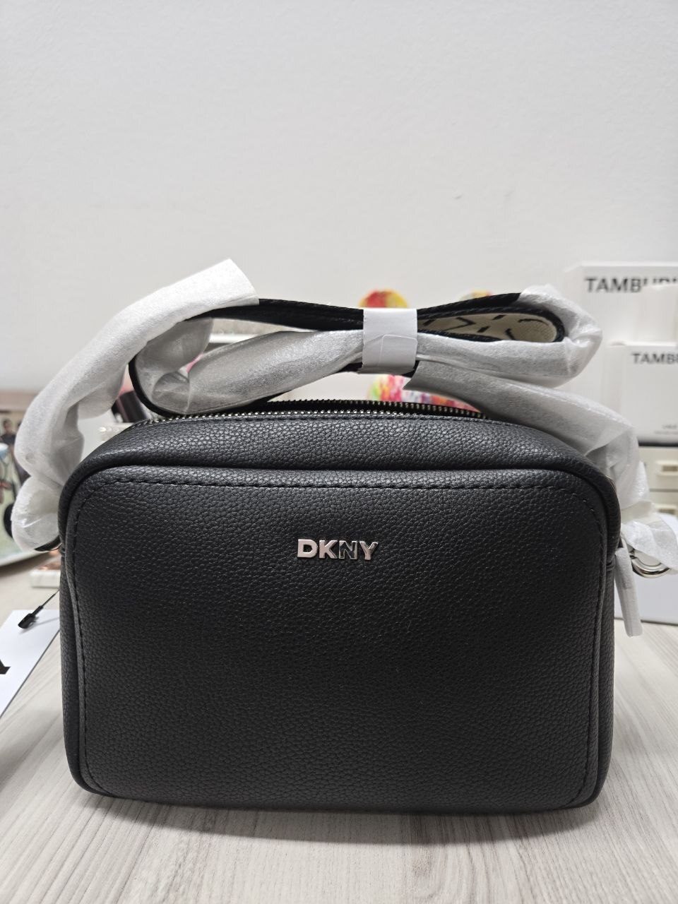 [S] DKNY BLACK/SILVER R61EZO35-BSV NESSA CAMERA BAG, 700948671330 (SD1886)