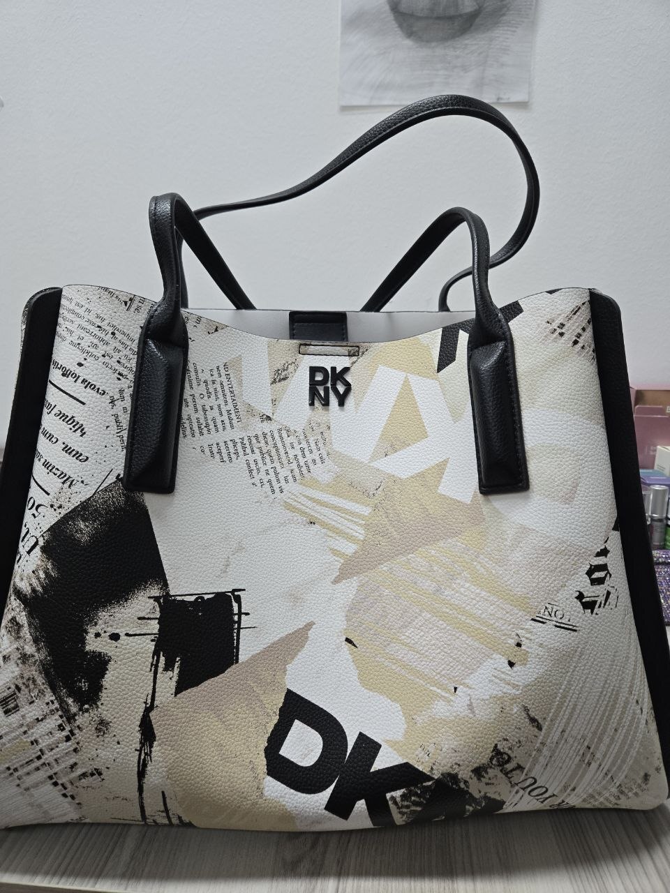 [S] DKNY WHT/BLK R61A1197 JOSIE NEWSPAPER SATCHEL, 700948711999 (SD1883)