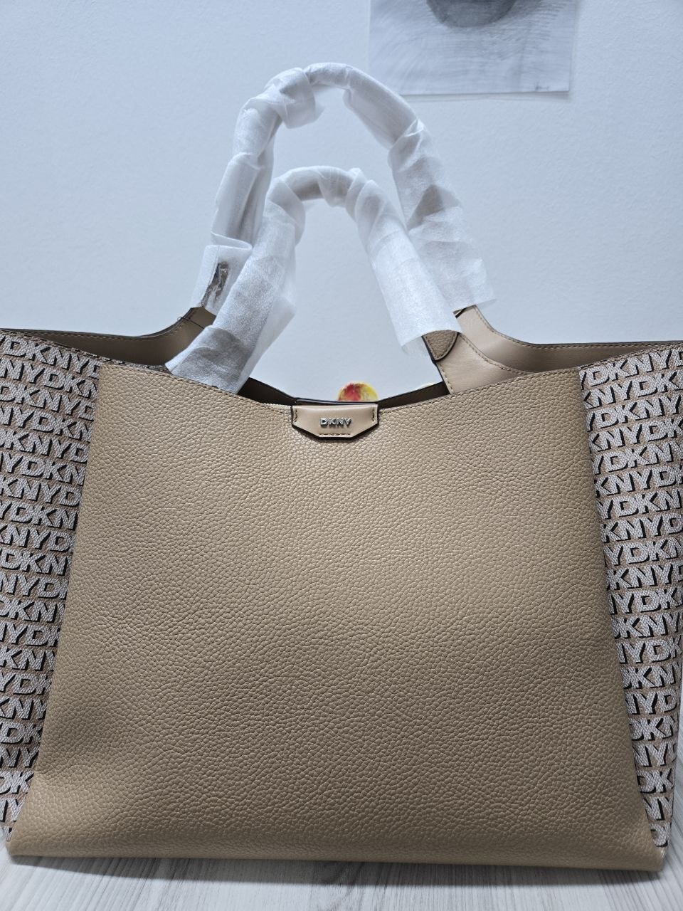 [S] DKNY CAPPUCINO WILLA NEW YORK LOGO TOTE, 700948705332 (SD1884)