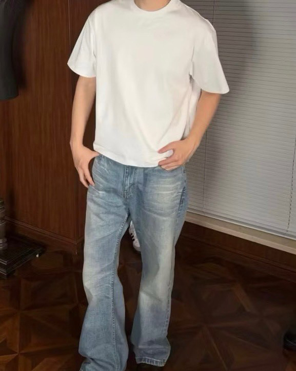 Boxy 厚磅素面寬短T男生白色穿搭照