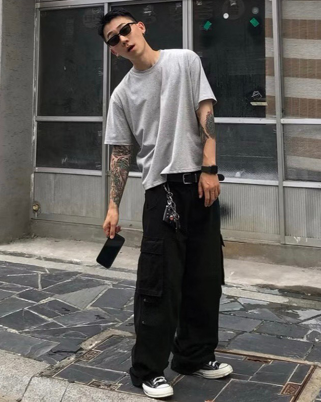 Boxy 厚磅素面寬短T灰色穿搭照