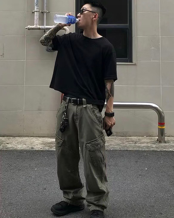 Boxy 厚磅素面寬短T黑色細節