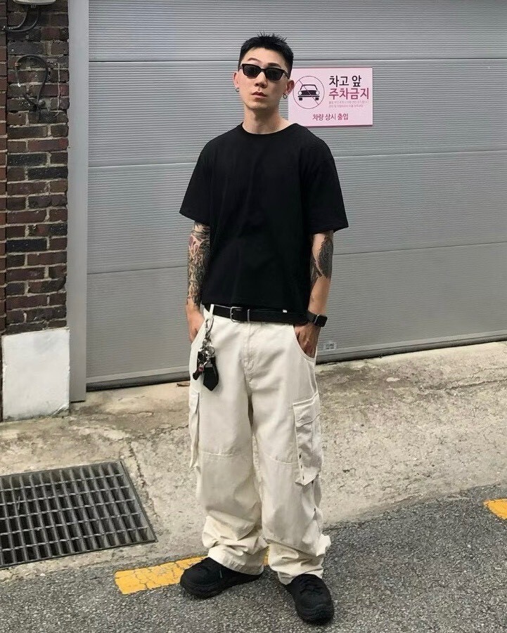 Boxy 厚磅素面寬短T男生黑色街頭照