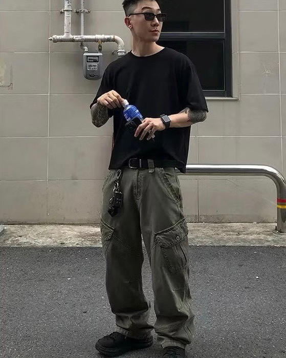 Boxy 厚磅素面寬短T男生黑色穿搭