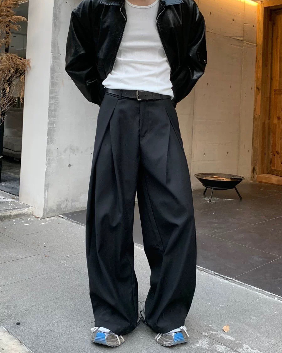 男模穿著#66605 雙褶西裝寬褲深灰色半身照