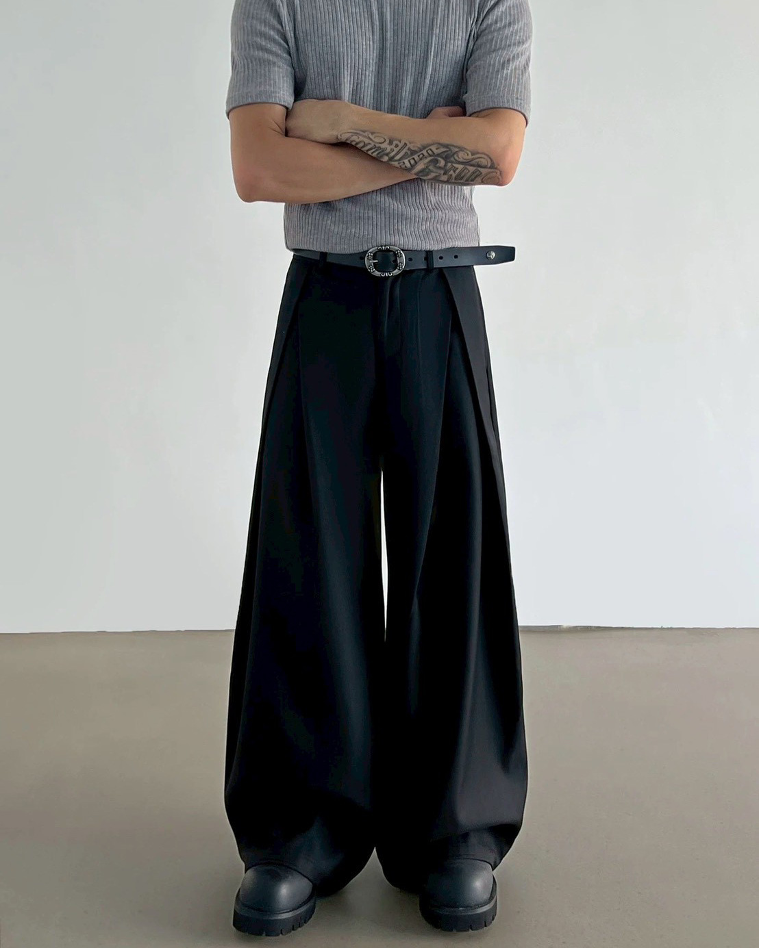 男模穿著#66605 雙褶西裝寬褲黑色正面照