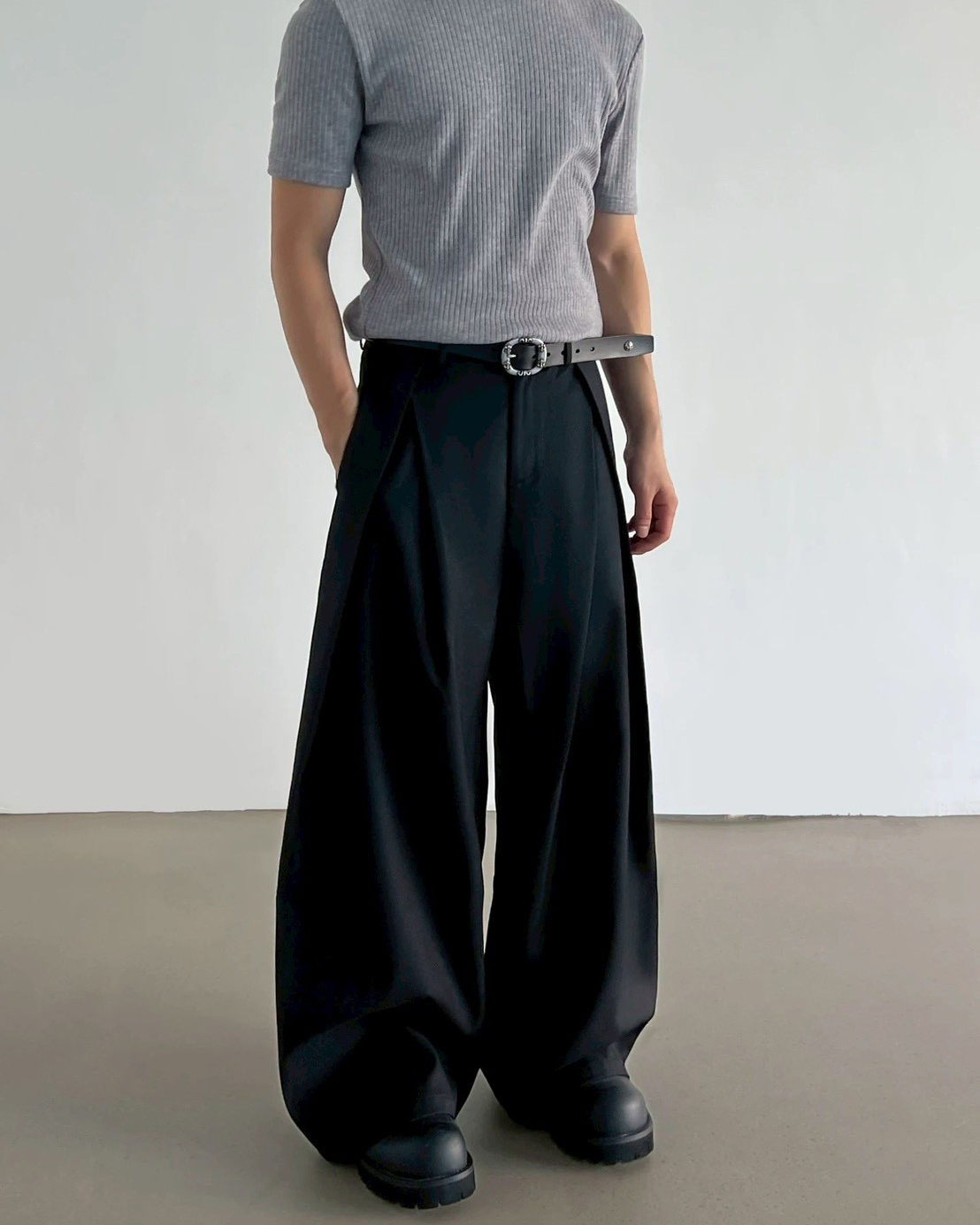 男模穿著#66605 雙褶西裝寬褲黑色