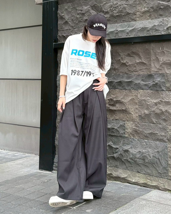 女模穿著#66605 雙褶西裝寬褲深灰色