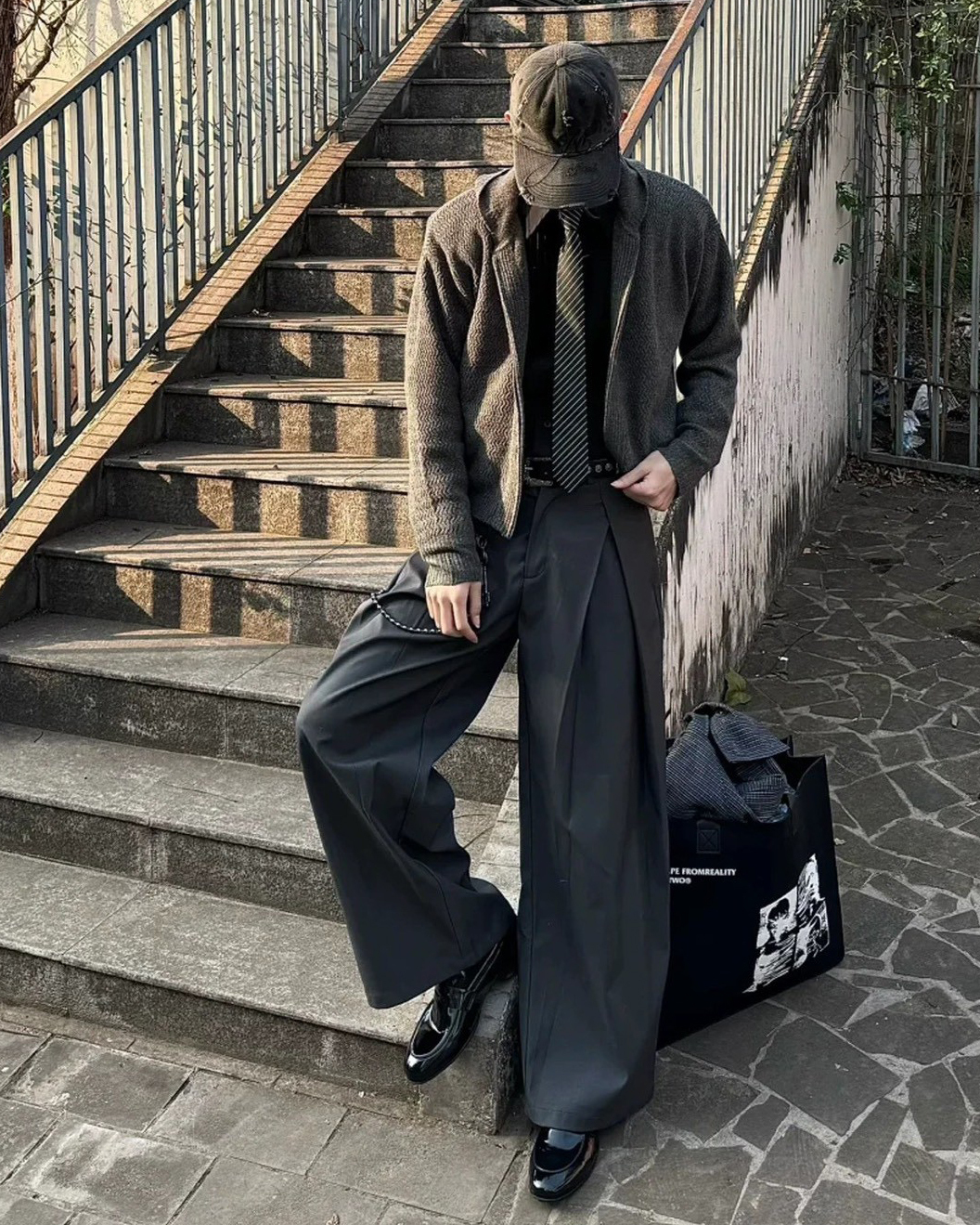 男模穿著#66605 雙褶西裝寬褲深灰色穿搭照