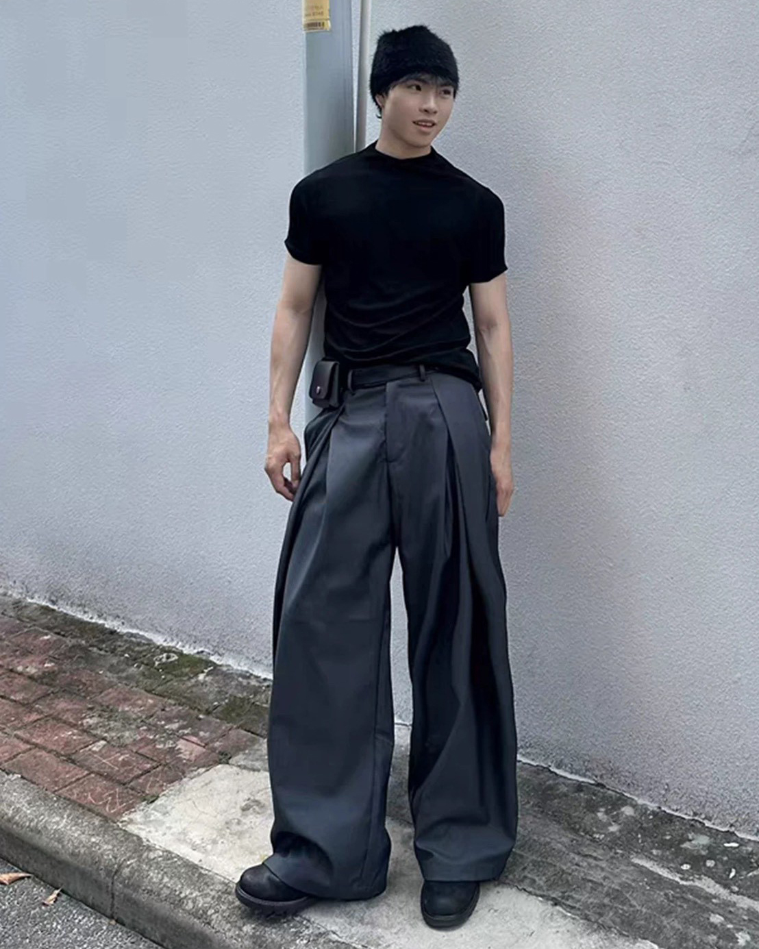 男模穿著#66605 雙褶西裝寬褲深灰色 腿部比例拉長