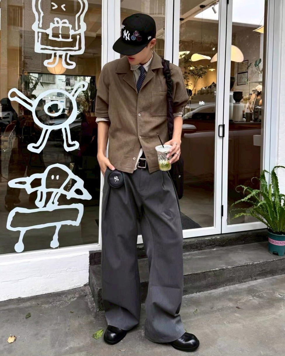 男模穿著#66605 雙褶西裝寬褲深灰色