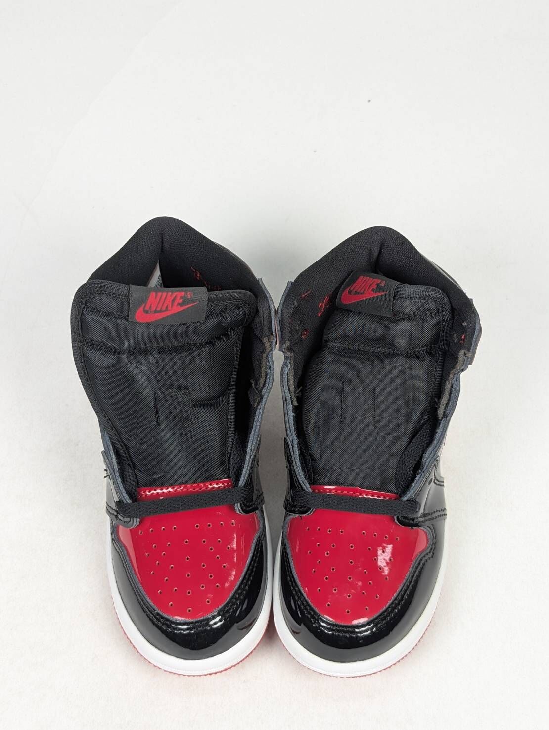 微瑕疵-左腳外側中底泛右腳內標髒汙左右腳大小腳(左:9C 右:10C) AQ2665-063 9C Jordan 1 Retro High OGPatent Bred (TD)小童