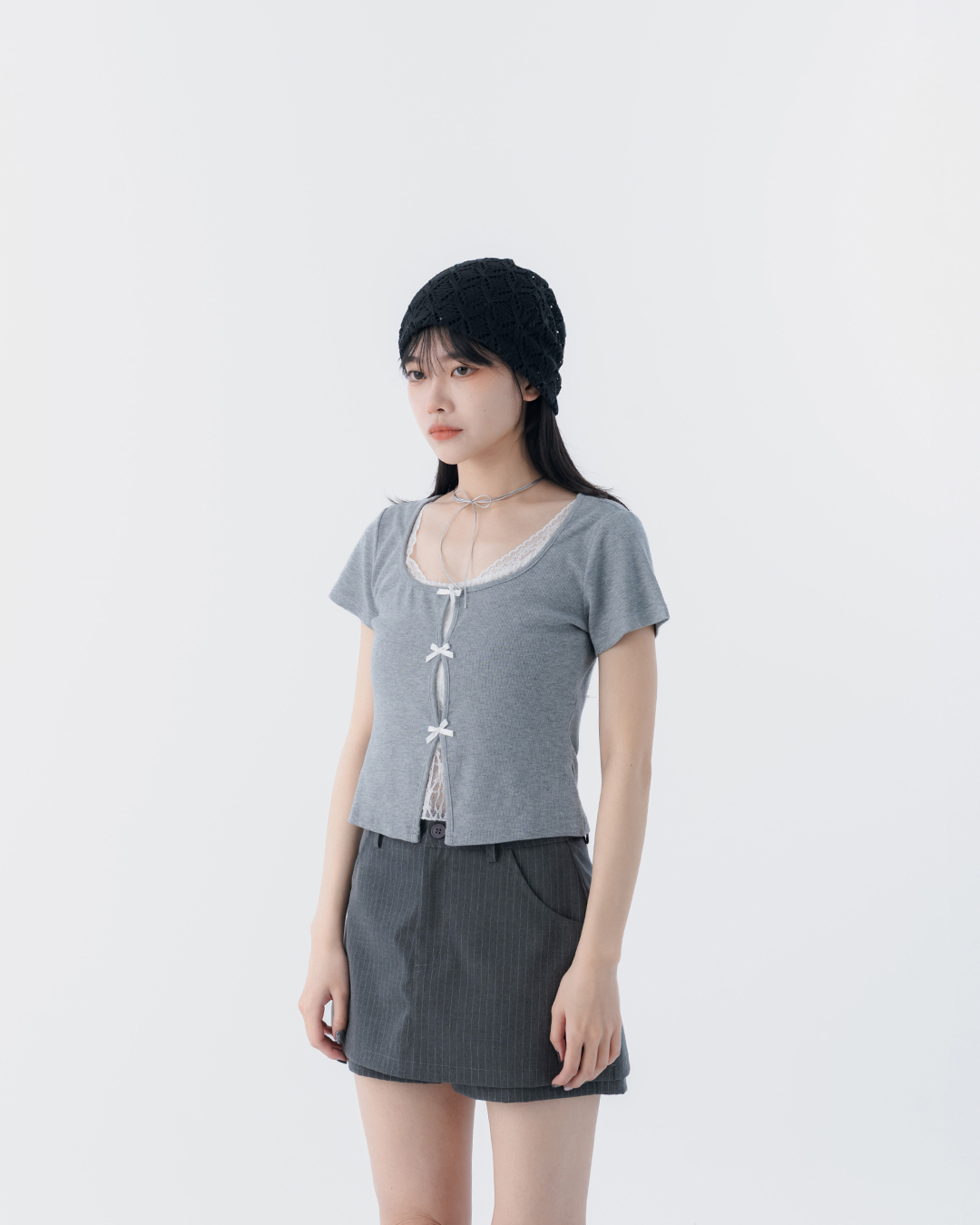 Faux two-piece lace-trimmed short-sleeved top, available in three colors.【01099757】in stock+pre-order