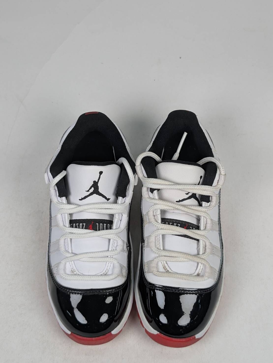微瑕疵-左右腳泛黃氧化鞋舌鞋帶色差 505835-160 13C AIR JORDAN 11 LOW "CONCORD BRED" PS 白黑紅 中童鞋