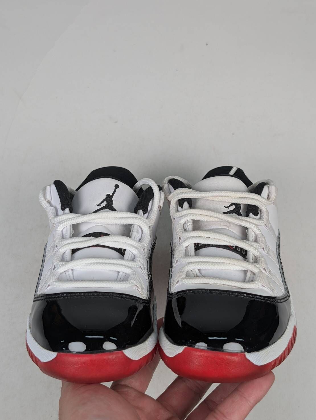 微瑕疵-左右腳泛黃氧化鞋舌鞋帶色差 505835-160 13C AIR JORDAN 11 LOW "CONCORD BRED" PS 白黑紅 中童鞋