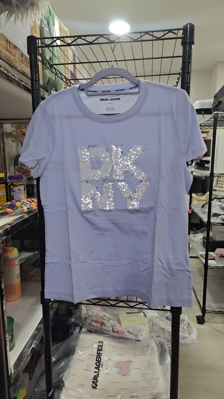 [UPO] DKNY FROST BL/SILVER CLEAR WOMEN'S STACK SEQUIN LOGO T-SHIRT, DJ6T1798-FPZ (POUD71)
