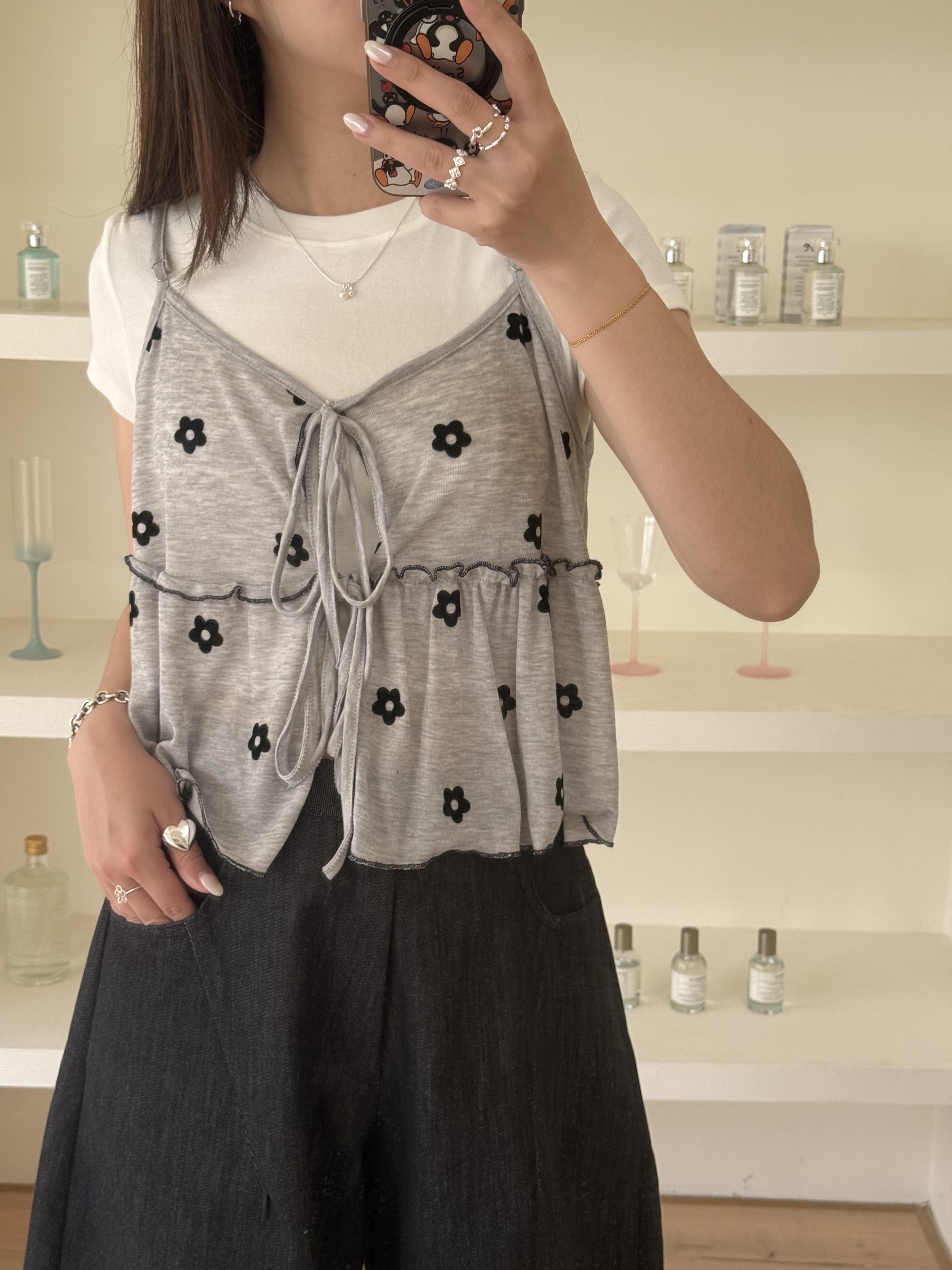 植絨花朵木耳邊綁帶罩衫