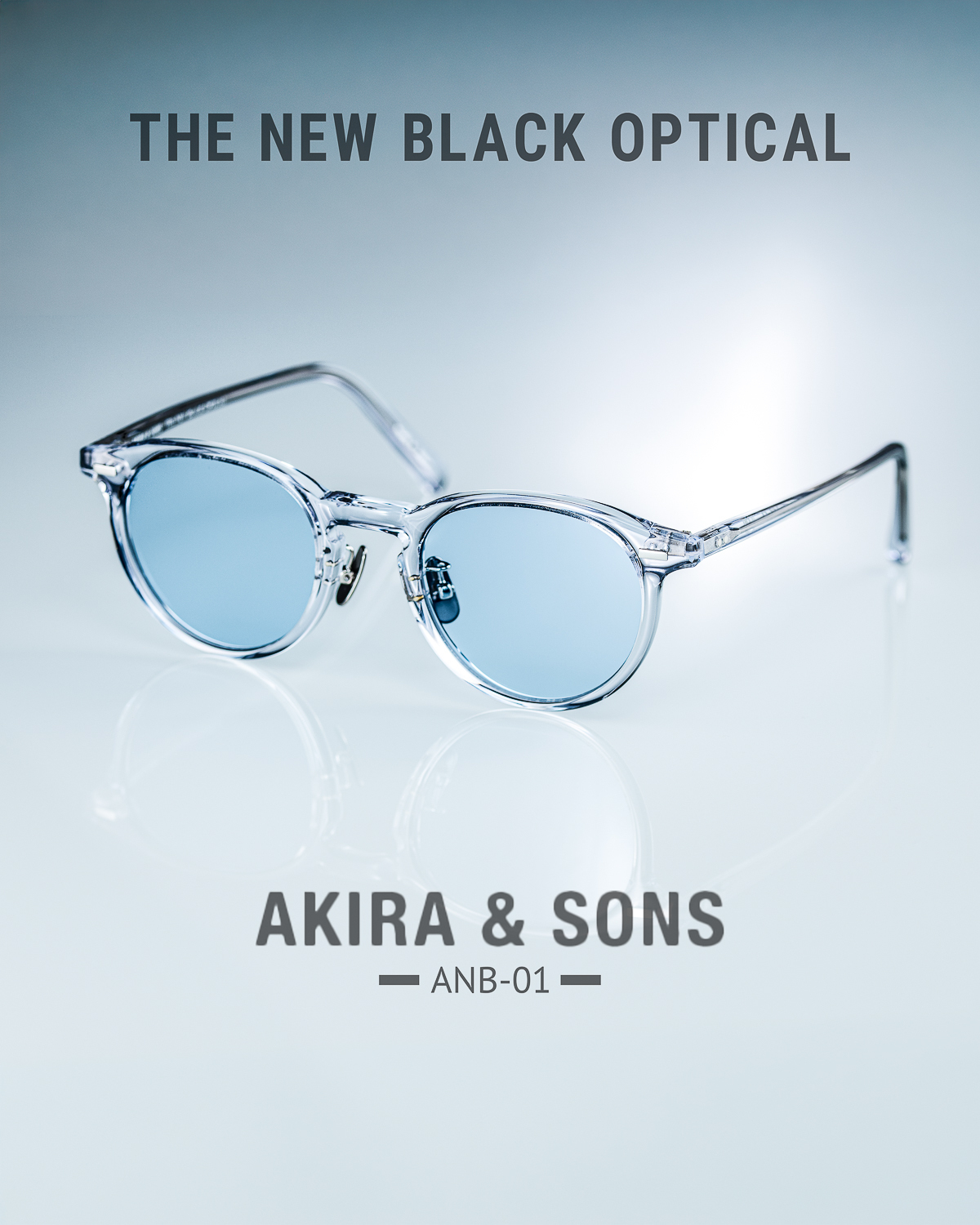 Akira & Sons X TNBO 聯乘 ANB-01 透明賽璐珞太陽眼鏡，搭配淺藍色鏡片展現清新視覺感