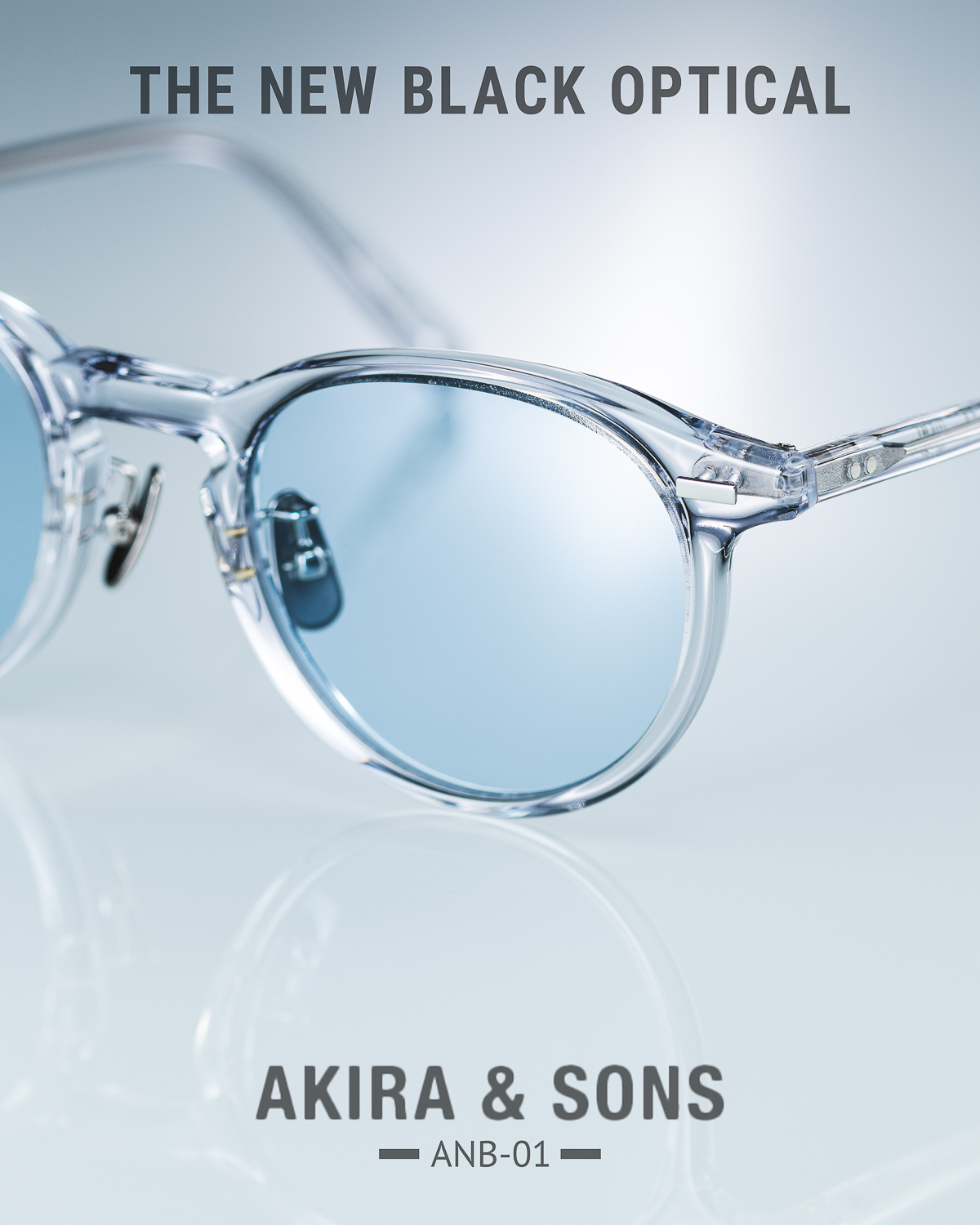 Akira & Sons X TNBO 聯乘 ANB-01 透明賽璐珞太陽眼鏡，搭配淺藍色鏡片展現清新視覺感