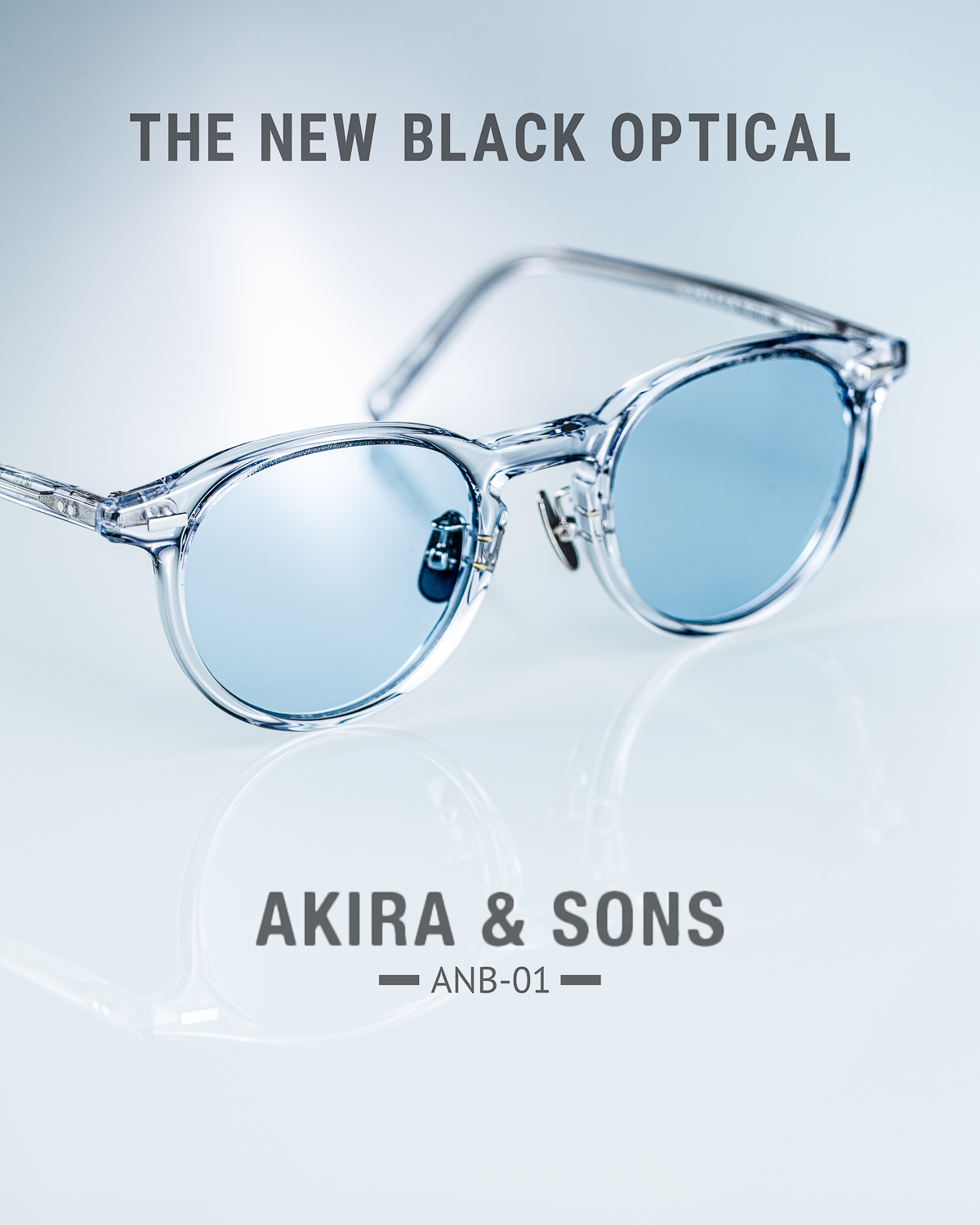 Akira & Sons X TNBO 聯乘 ANB-01 透明賽璐珞太陽眼鏡，搭配淺藍色鏡片展現清新視覺感