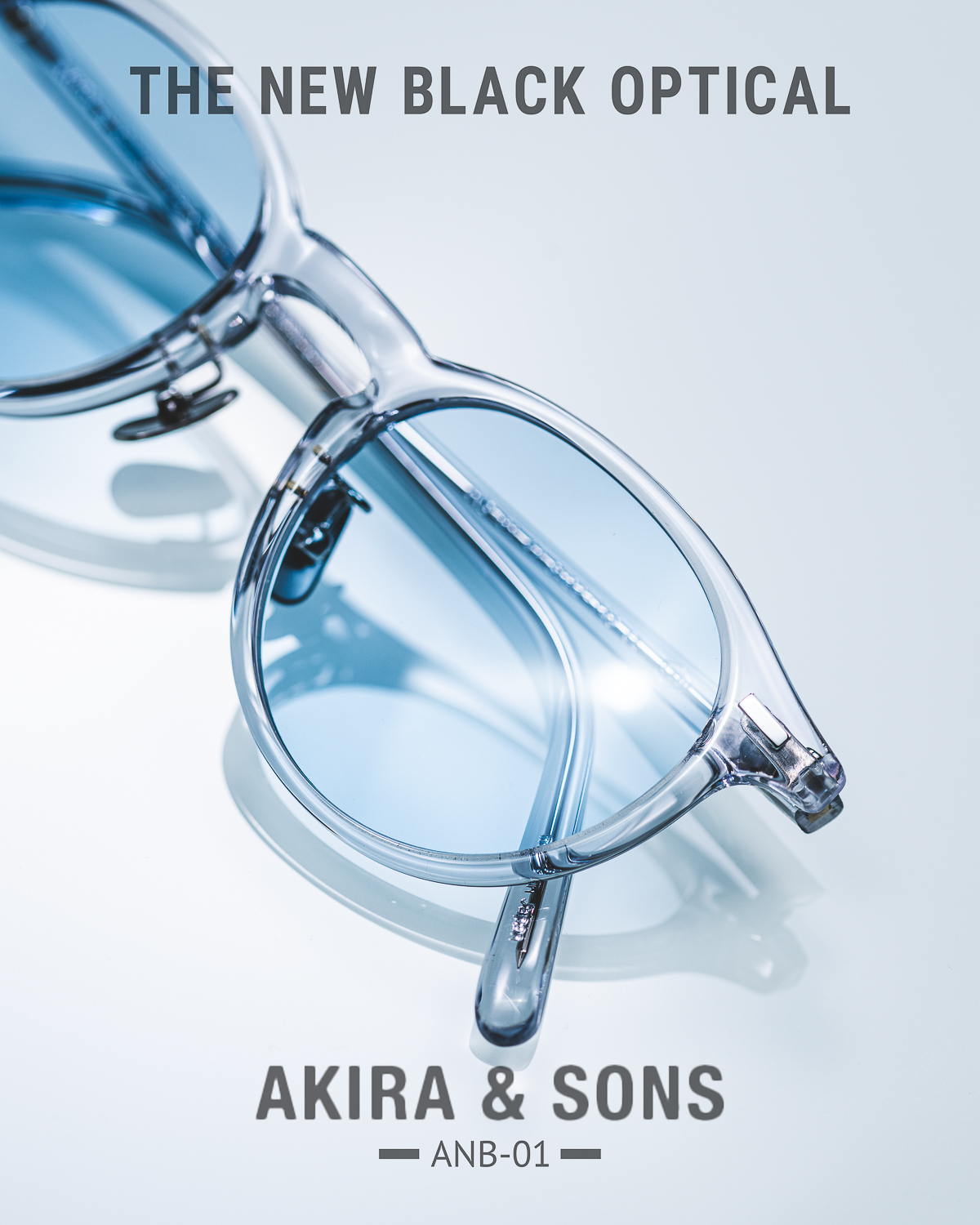 Akira & Sons X TNBO 聯乘 ANB-01 透明賽璐珞太陽眼鏡，搭配淺藍色鏡片展現清新視覺感