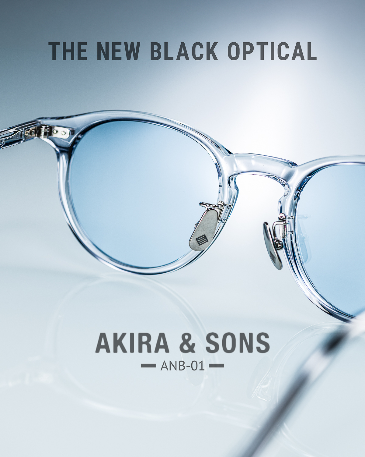 Akira & Sons X TNBO 聯乘 ANB-01 透明賽璐珞太陽眼鏡，搭配淺藍色鏡片展現清新視覺感