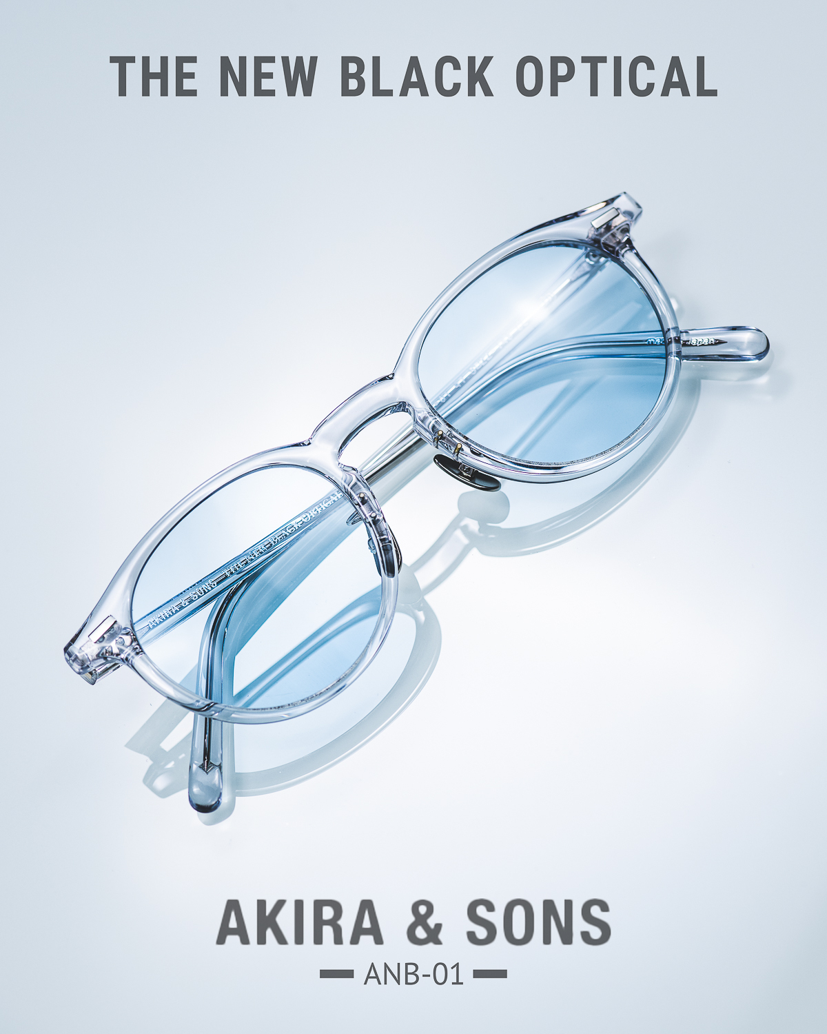 Akira & Sons X TNBO 聯乘 ANB-01 透明賽璐珞太陽眼鏡，搭配淺藍色鏡片展現清新視覺感