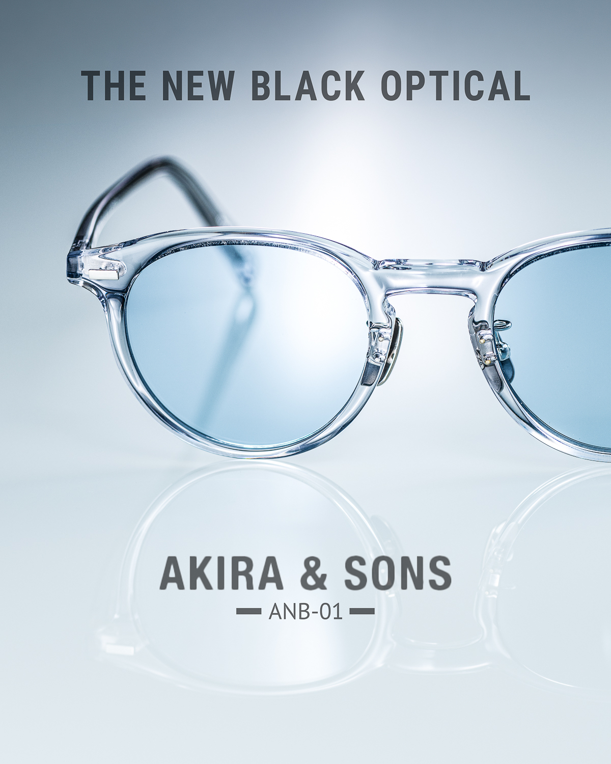 Akira & Sons X TNBO 聯乘 ANB-01 透明賽璐珞太陽眼鏡，搭配淺藍色鏡片展現清新視覺感