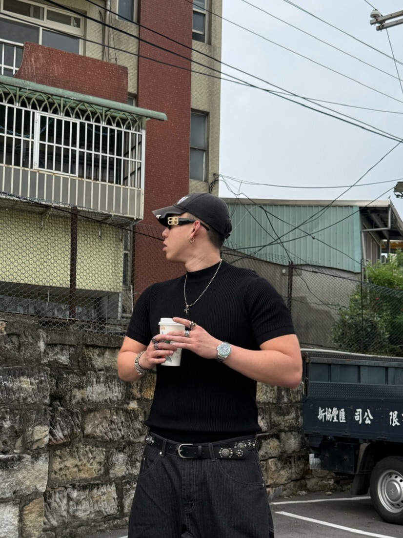 《S.V》顯壯合身圓領素面針織短T