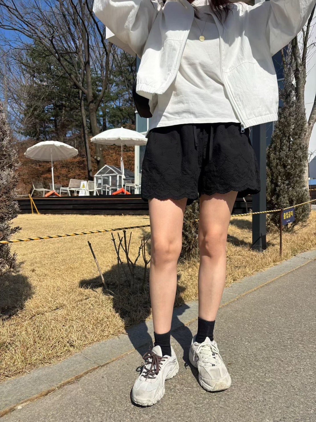 鬆緊腰下擺雕花布蕾絲綁帶短褲-F / 2色