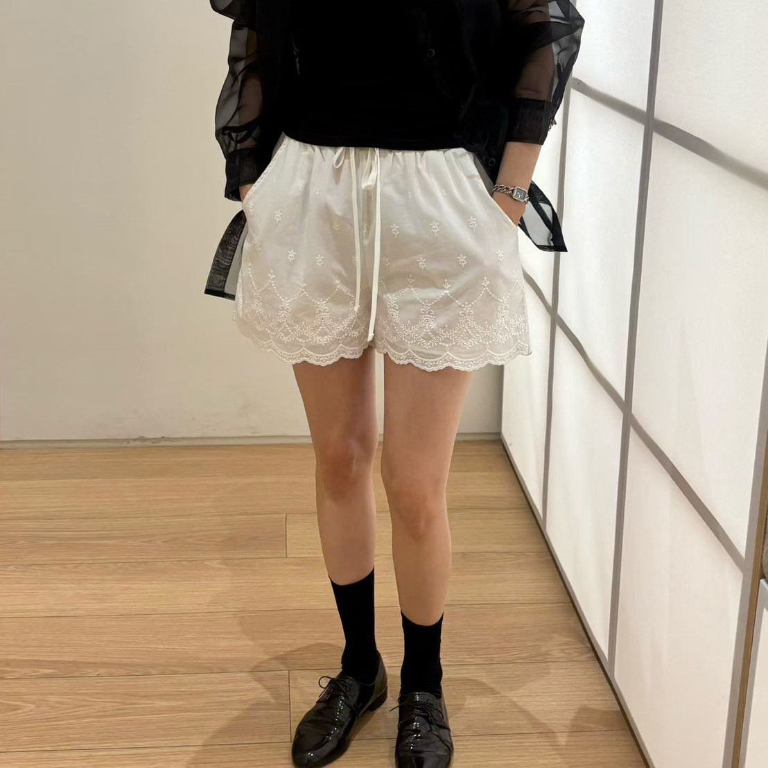 鬆緊腰下擺雕花布蕾絲綁帶短褲-F / 2色