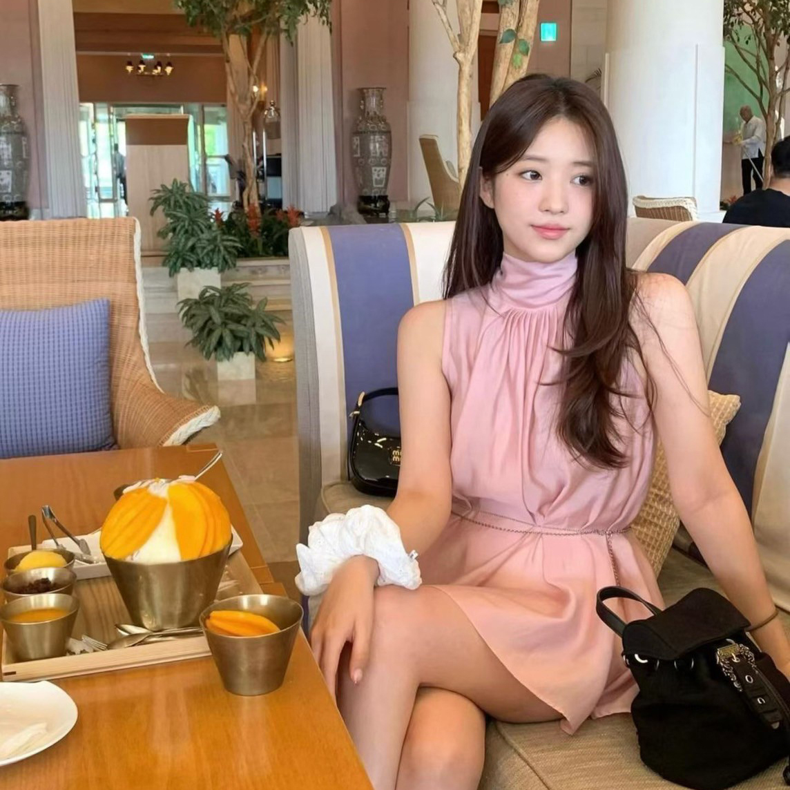 緞面光澤感高領削肩傘襬背心上衣 / 4色