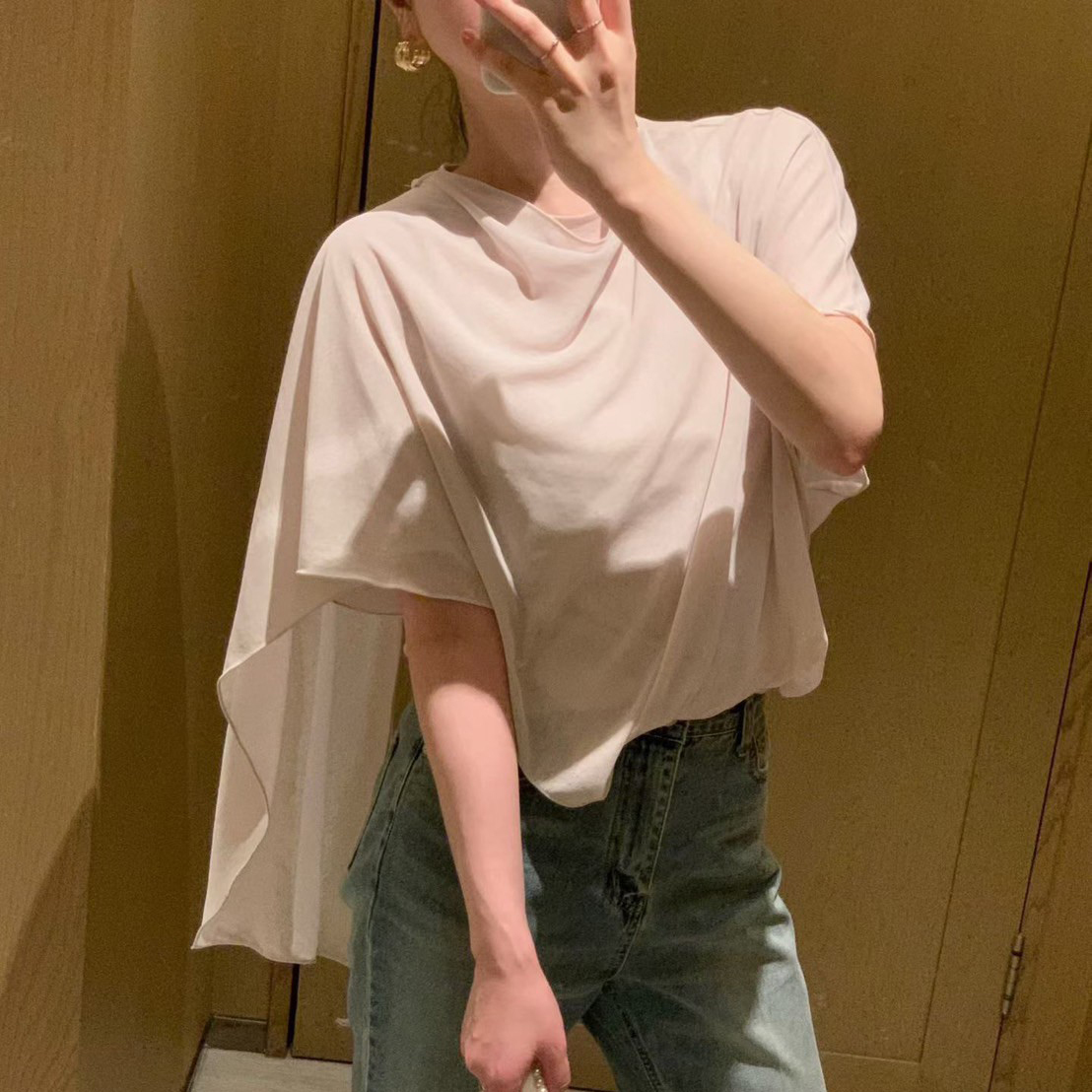 女神氣息不對稱抓褶披肩造型上衣 / 2色