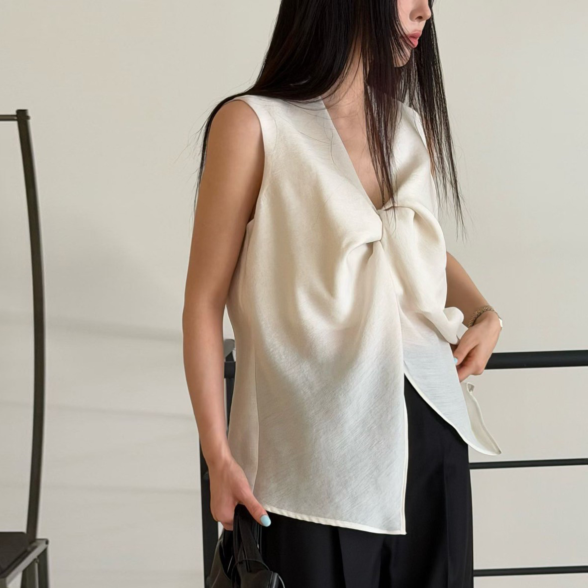 扭結前開衩造型V領無袖上衣 / 3色