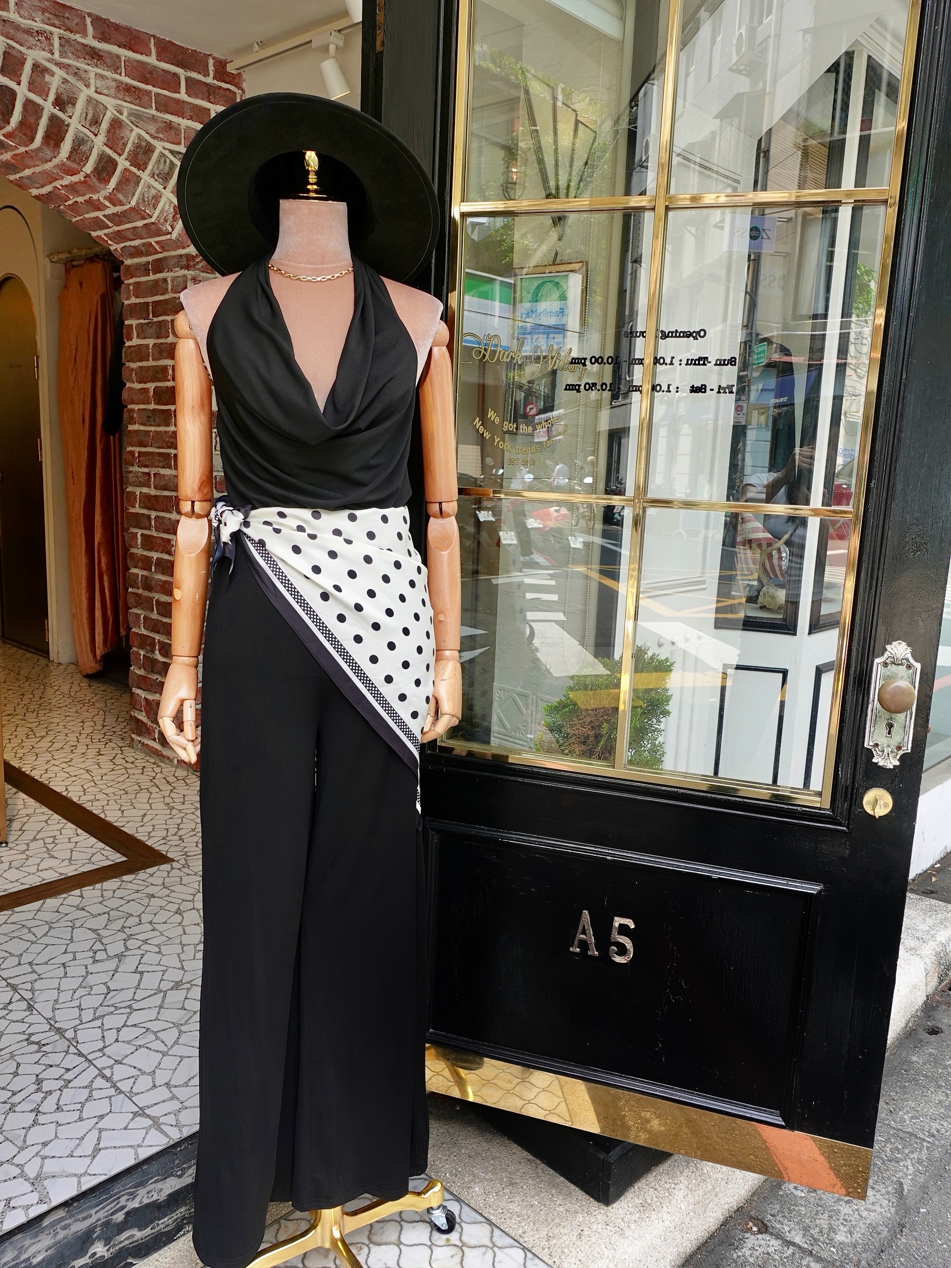 Black Club黑色深V領繞脖露背連身長寬褲+ 點點絲巾套裝