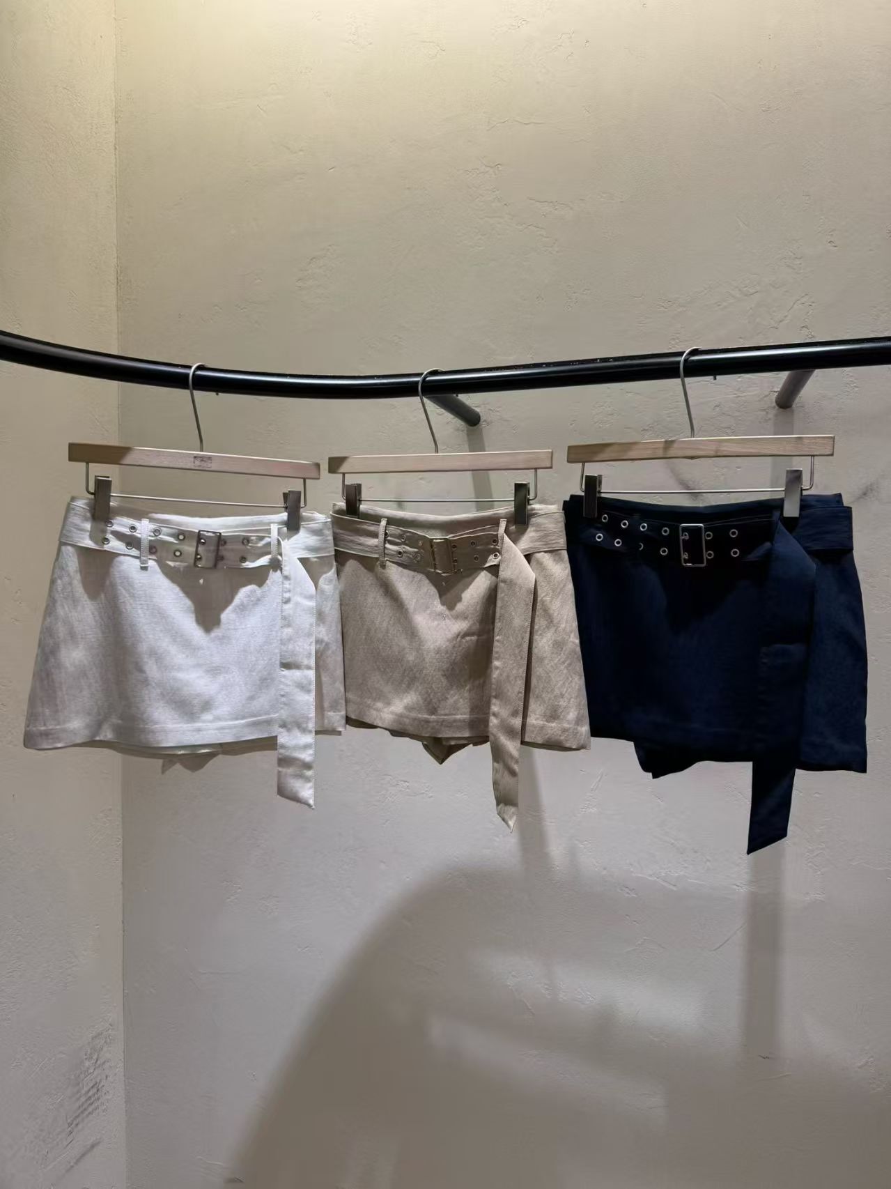 WJ6116 粗皮帶扣包臀短裙褲